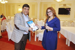 Солистка Дагестанской государственной филармонии Заира Даибова вручает диплом победителя Ринату Турабову