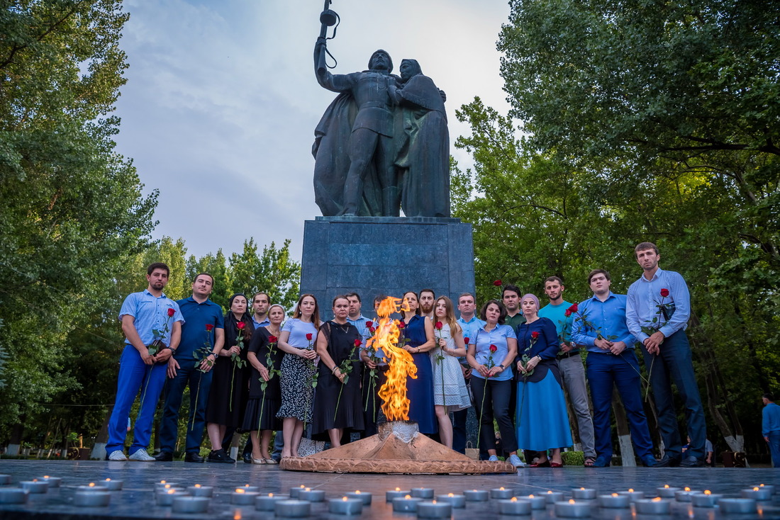 Газовики собрались у Вечного огня памятника Воину-освободителю в городском Парке имени Ленинского Комсомола, чтобы отдать дань памяти всем тем, кто защищал нашу родину от фашистских захватчиков на полях сражений, а также тем, кто в тылу ковал нашу долгожданную Победу.