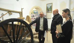 Директор Ахтынского краеведческого музея Ахмед Дагларов и гости музея