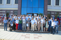 Гости и участники Всероссийской образовательной конференции "Поколение Газпрома 2020". Фото на память
