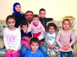 Асабали Ахмедов с внуками