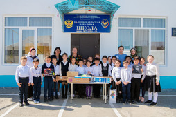 Ученики и руководство начальной школы села Халимбекаул, Буйнакского района Республики Дагестан