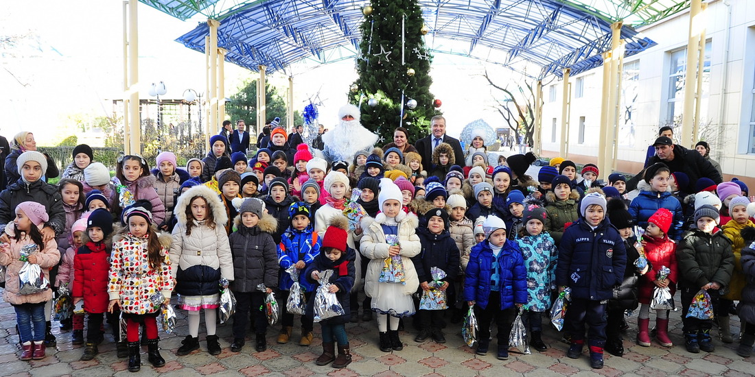 Генеральный директор Александр Астанин с детьми