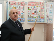 Давид Ибрагимов проводит занятие в кабинете по охране труда