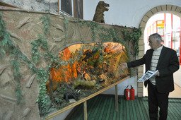 Директор Ахтынского краеведческого музея Ахмед Дагларов проводит экскурсию