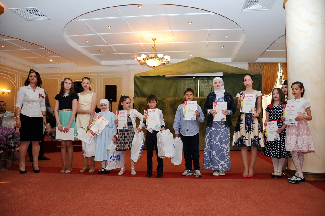 Участники и победители конкурса на лучшее живописное и литературное произведение были награждены дипломами и призами