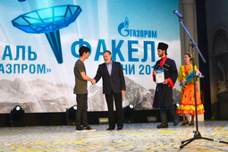 Вокалист Шахбан Гасанов получает приз из рук руководителя легендарных "Сябров" Анатолий Ярмоленко
