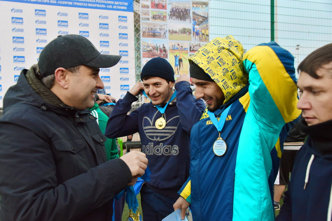 Ханакай Ханакаев вручает медали победителям турнира