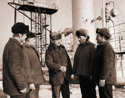 Конец 60-х. Передовой мастер по добыче нефти и газа Объединения "Дагнефть" Загиди Цургулов (в центре) среди операторов Махачкалинского участка. Через несколько лет он перейдет в газовую отрасль, создававшуюся на территории Дагестана