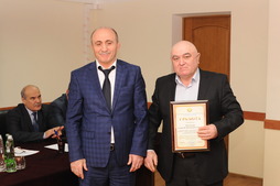 Якуб Худжаев вручает Почетную грамоту Алиасхабу Магомедову