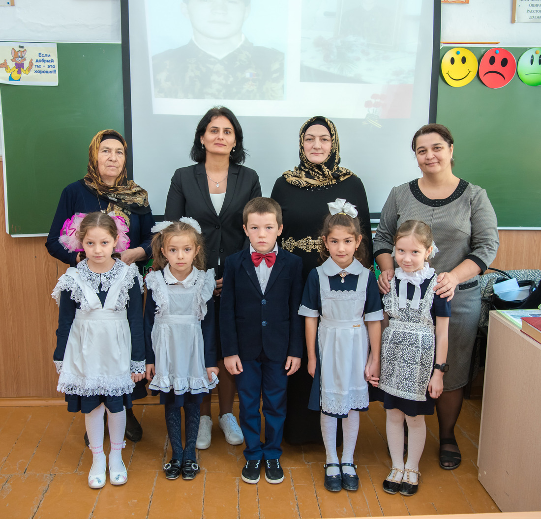 Ученики и руководство СШ №2 села Верхнее Казанище, Буйнакского района Республики Дагестан