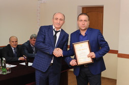 Якуб Худжаев вручает Почетную грамоту Андрею Самойленко