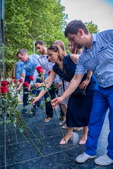 Работники ООО "Газпром трансгаз Махачкала" возложили к памятнику Воина-освободителя красные розы и зажгли поминальные свечи.