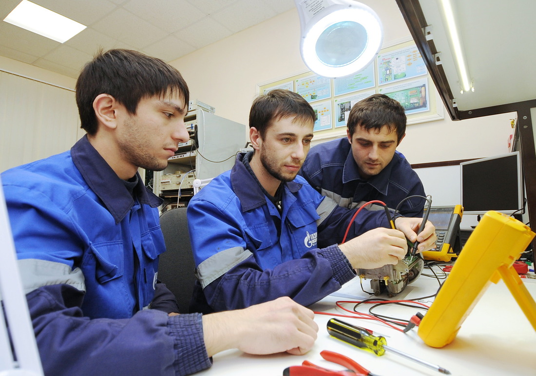 Исследоватеьлский процесс в разгаре. Гасан Мугудинов (в центре) с коллегами по производственной лаборатории Управления связи