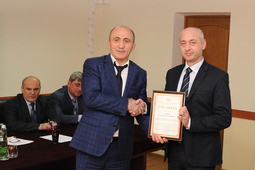 Якуб Худжаев вручает Почетную грамоту Эльдару Гусейнову
