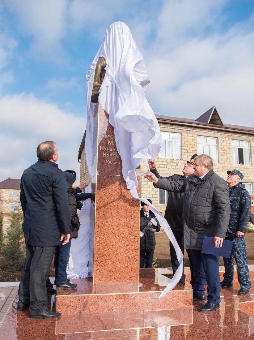 Открытие памятника Герою России Магомеду Нурбагандову