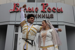 Наш куратор Настя Немудрова в национальном дагестанском костюме