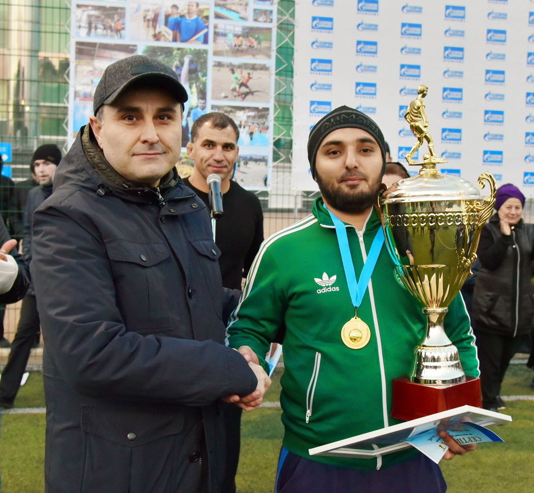 Ханакай Ханакаев вручает Кубок победителя турнира капитану команды «Dream team»