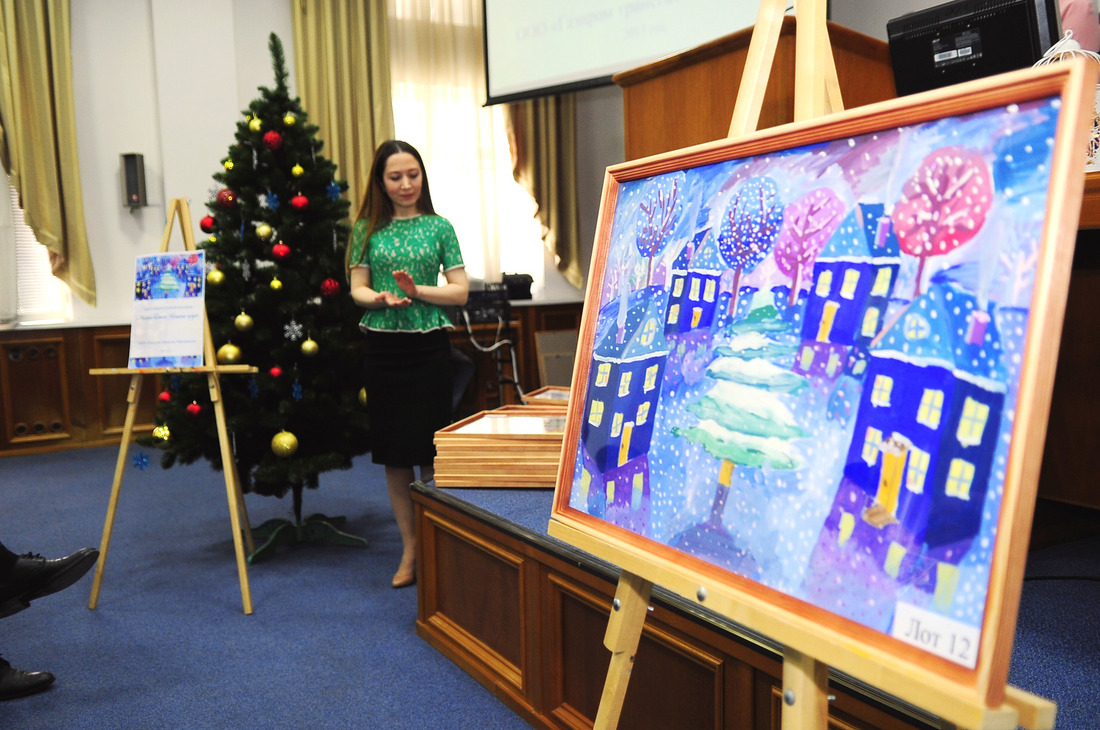 В качестве лотов аукциона выступили 52 творческие работы воспитанников Детской художественной школы г. Каспийска