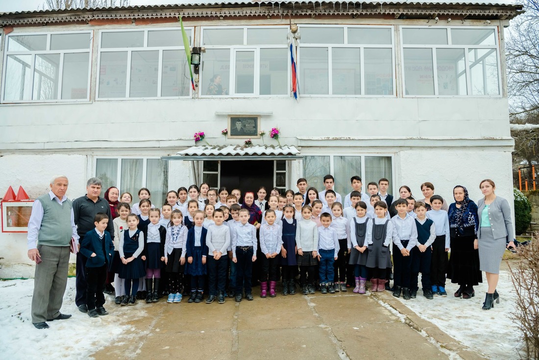 Педагоги и ученики Ахмедкентской средней школы