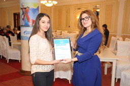 Солистка Дагестанской государственной филармонии Заира Даибова вручает диплом победителя Динаре Кидирниязовой